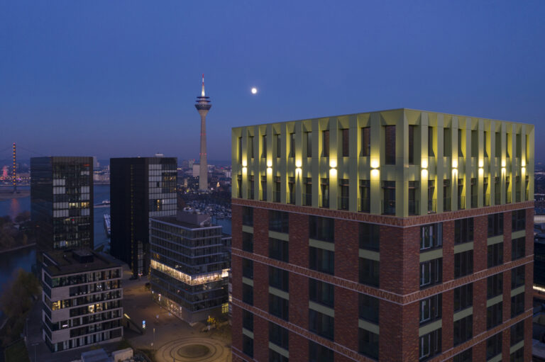 Win Win Tower bei Nacht