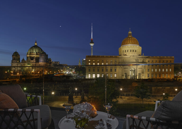 No3 Schinkelplatz Blick zum Berliner Stadtschloss bei Nacht