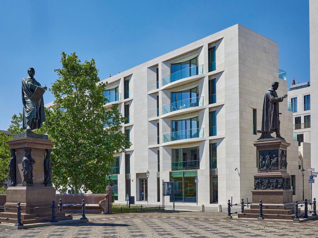 Schinkelplatz N°3 Fassade mit Denkmal in Berlin