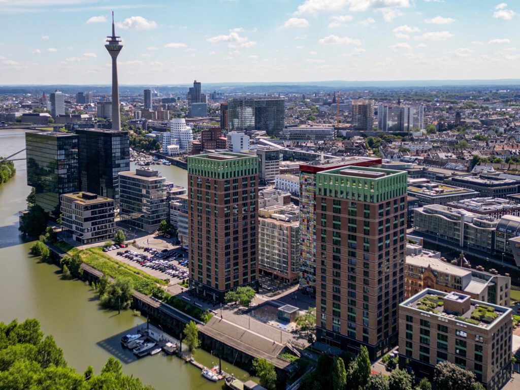 Panoramablick auf die Win Win Türme im Medienhafen Düsseldorf