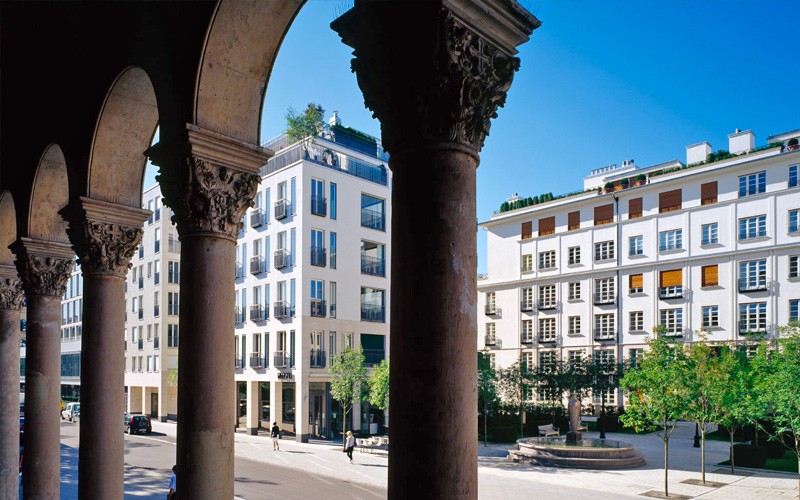 Lenbachgärten in München Blick durch die Arkaden
