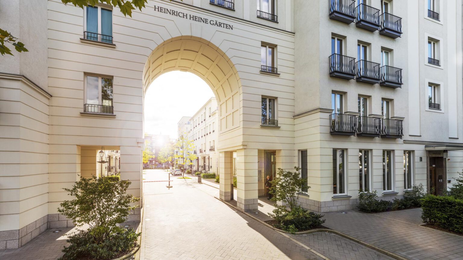 Luxusimmobilie in Düsseldorf Heinrich Heine Gärten Eingangstor