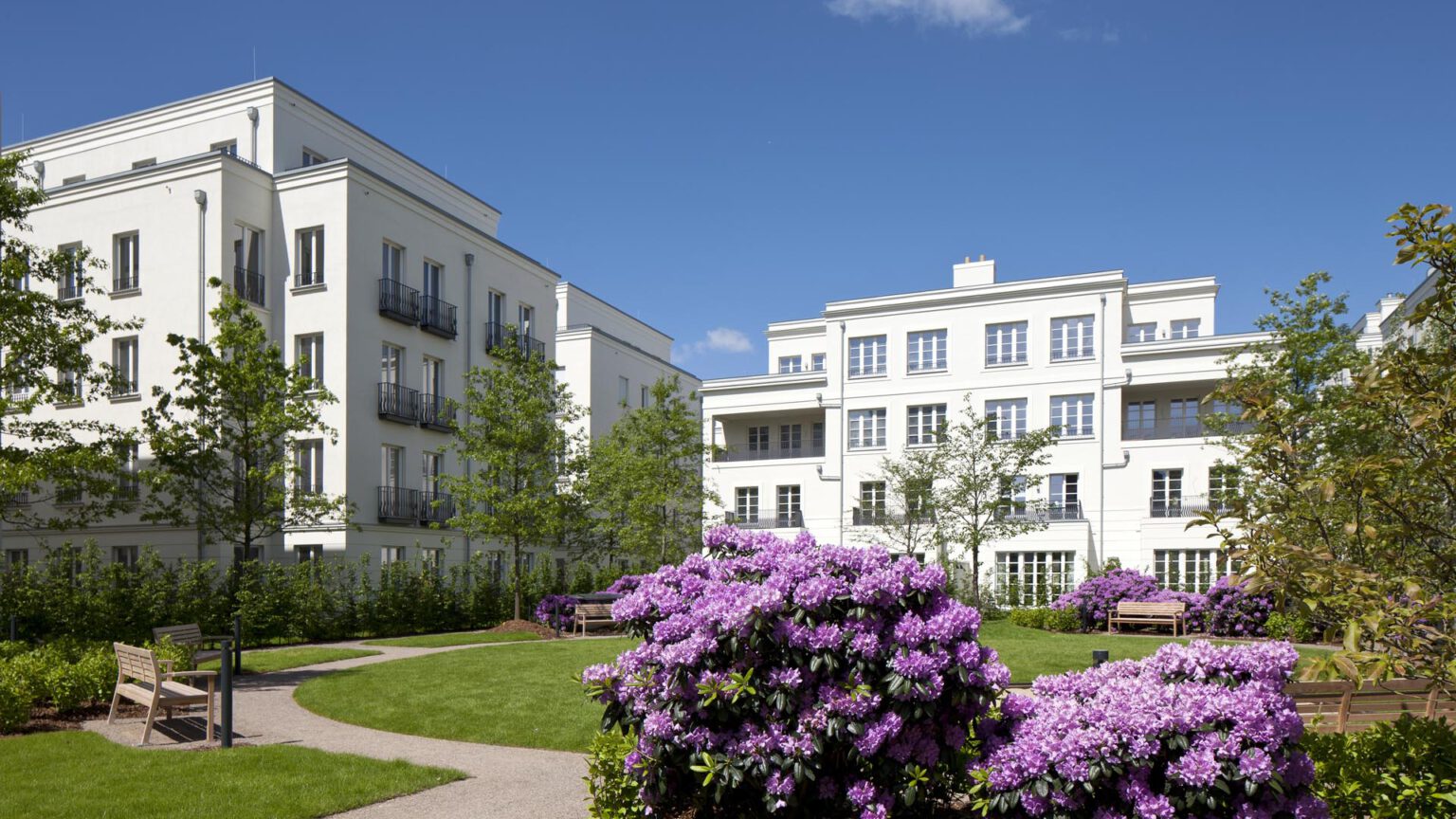 Luxusimmobilie in Düsseldorf Heerdt Heinrich Heine Gärten Innenhof mit Bänken