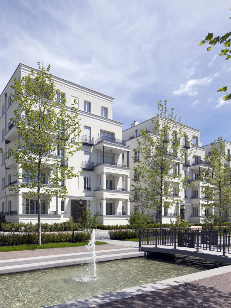 Heinrich Heine Gärten in Düsseldorf mit Brunnen im Vordergrund im Sommer