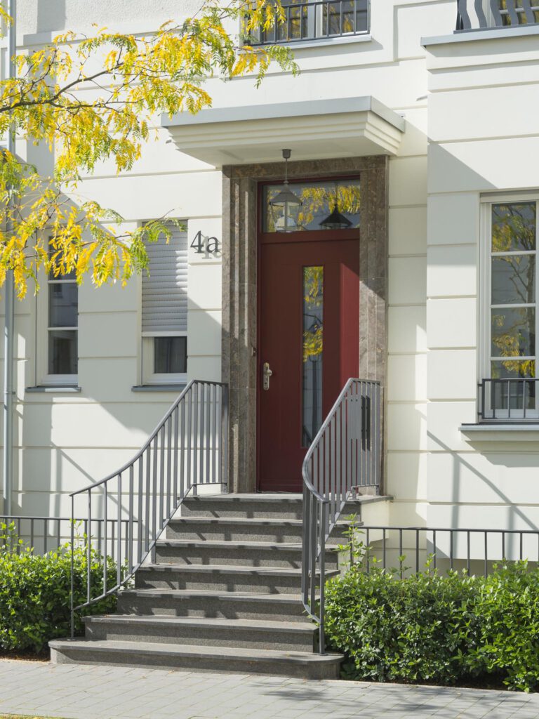 Luxusimmobilie in Düsselodorf Heinrich Heine Gärten Eingangsdetail mit roter Tür