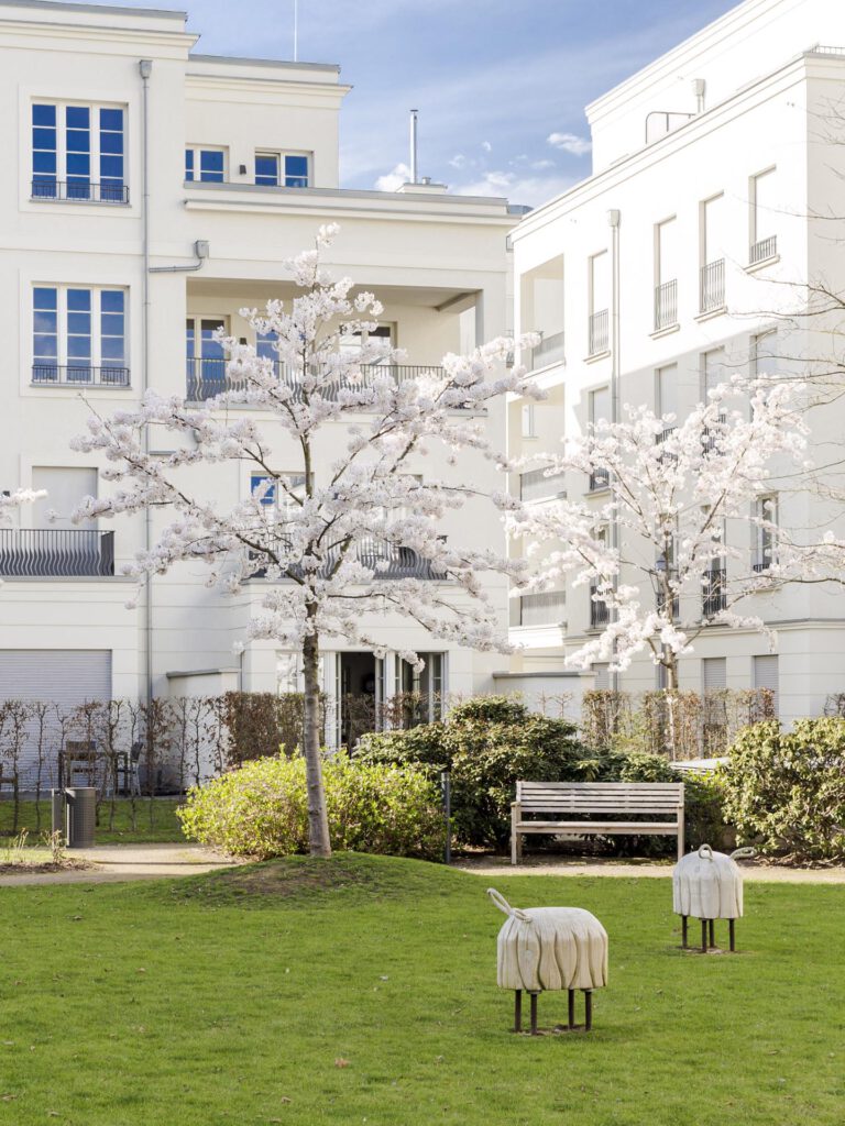 Luxusimmobilie in Düsseldorf Heinrich Heine Gärten in der Kirschblüte