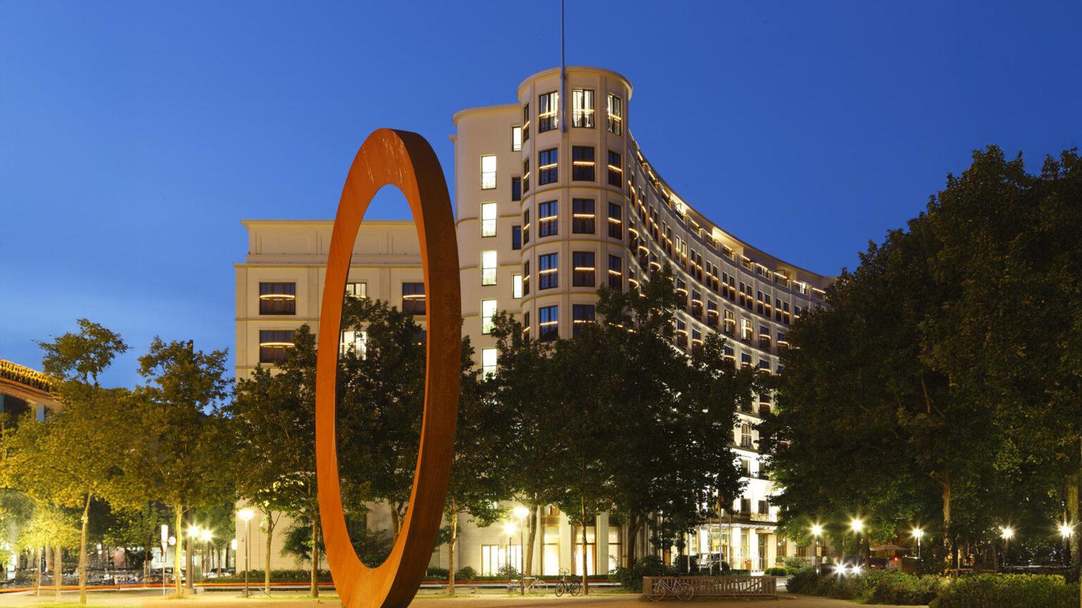 Luxusimmobilie in München Lenbachgärten Charles Hotel Der Ring ’96 von Mauro Staccioli