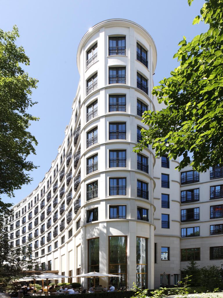 Luxusimmobilien Lenbachgärten Charles Hotel Terrasse im Sommer