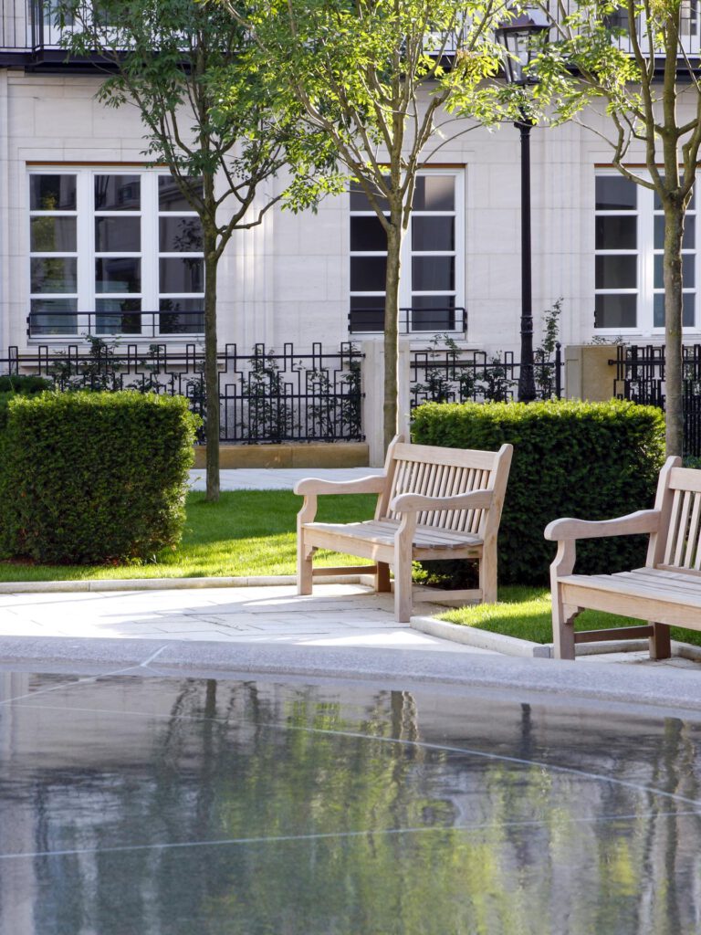 Luxusimmobilie Lenbachgärten Aussenfläche mit Sitzbereich am Brunnen