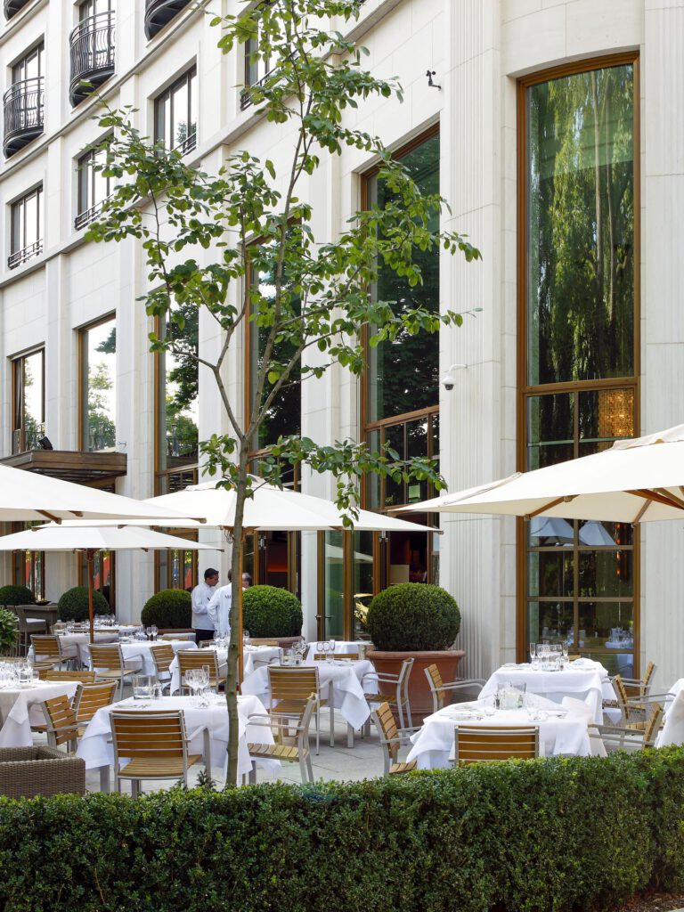 Charles Hotel Aussenbereich Terrasse im Sommer