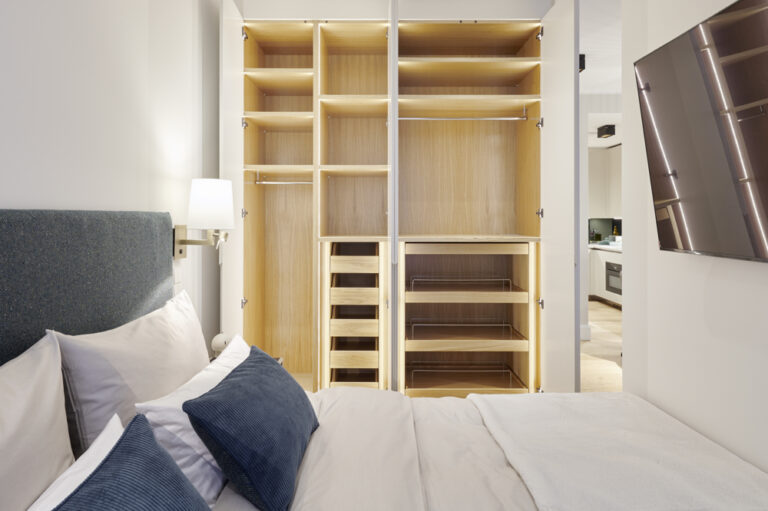 SOPHIE WE 08 Einbauschrank geöffnet Schlafen