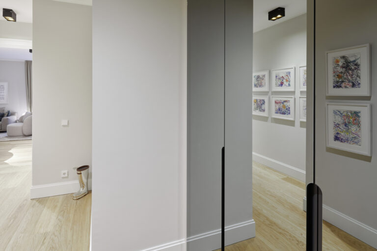 SOPHIE WE 08 Garderobenschrank geschlossen