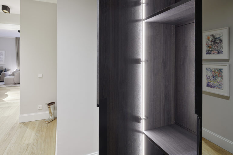 SOPHIE WE 08 Garderobenschrank geöffnet