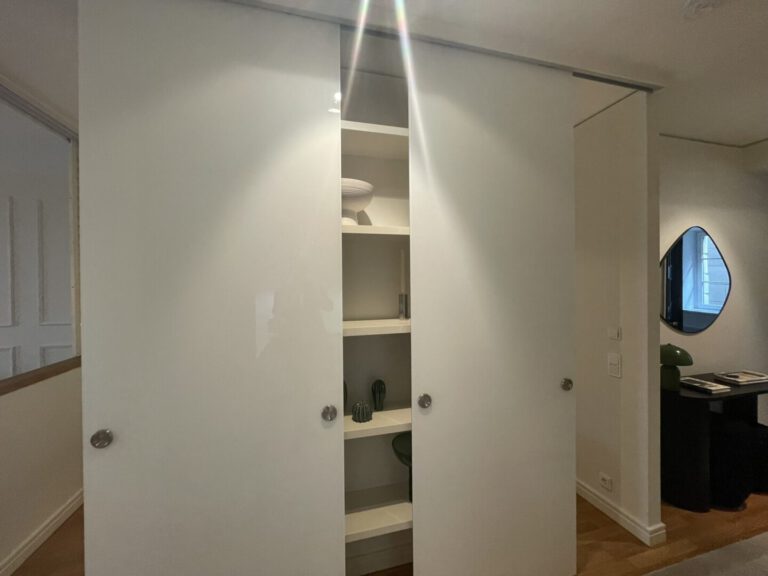 Schrank mit Schiebetüren