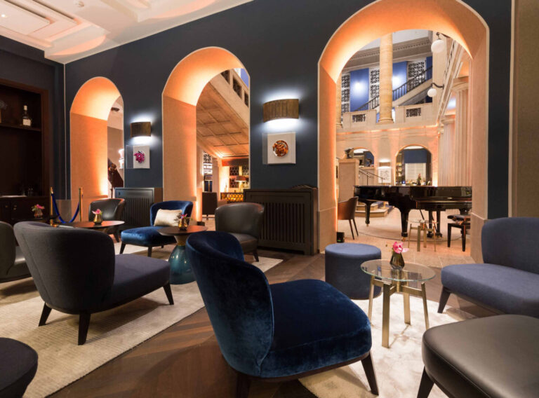 Piano Lounge